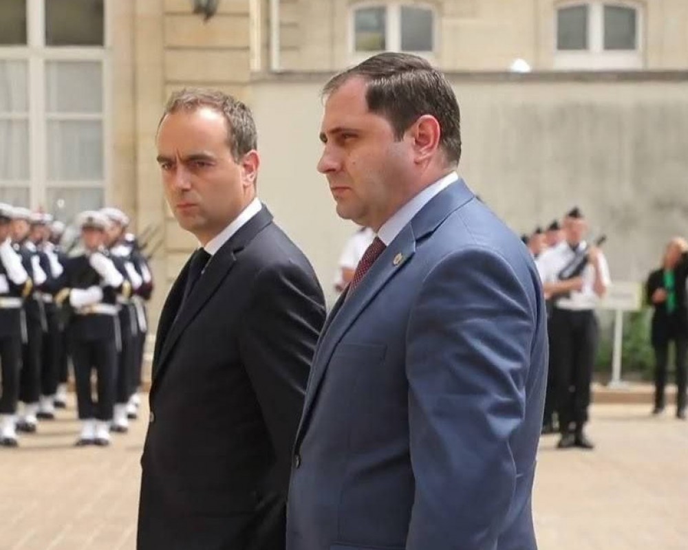 Министр обороны Сурен Папикян с рабочим визитом отбыл во Францию
