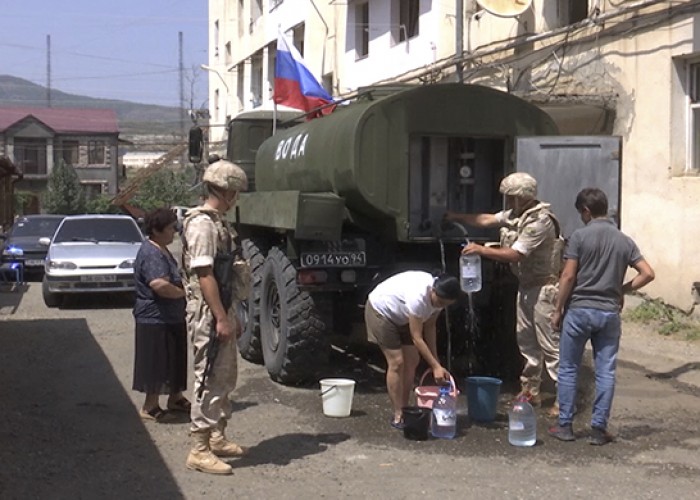 Российские миротворцы обеспечили питьевой водой школьников Карабаха