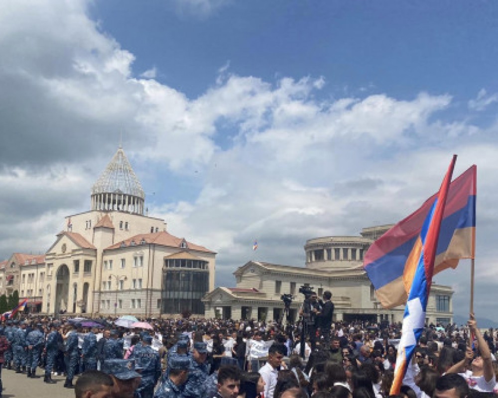 В Арцахе объявили о мирной всенародной борьбе: старт с площади Возрождения