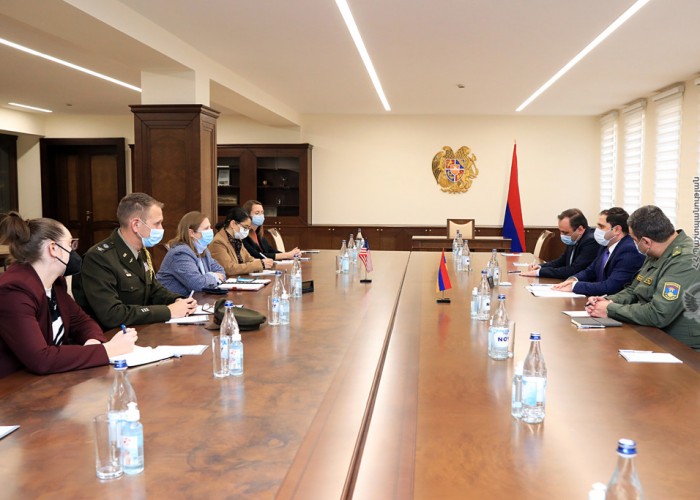 Министр обороны Армении обсудил с послом США пограничную ситуацию и вопросы безопасности