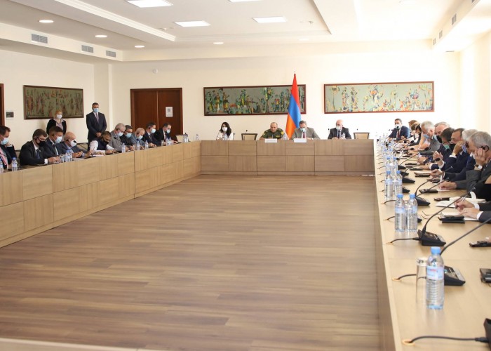 МИД и ГШ Армении представили аккредитованным в РА дипломатам провокации Азербайджана