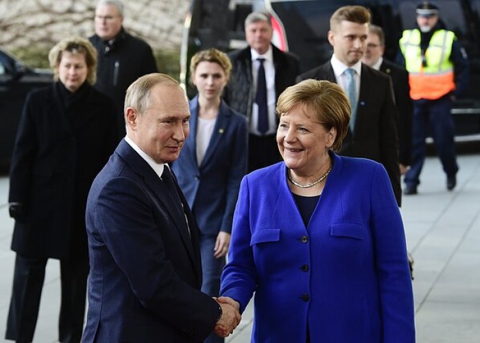 Путин и Меркель обсудили ситуацию в Карабахе