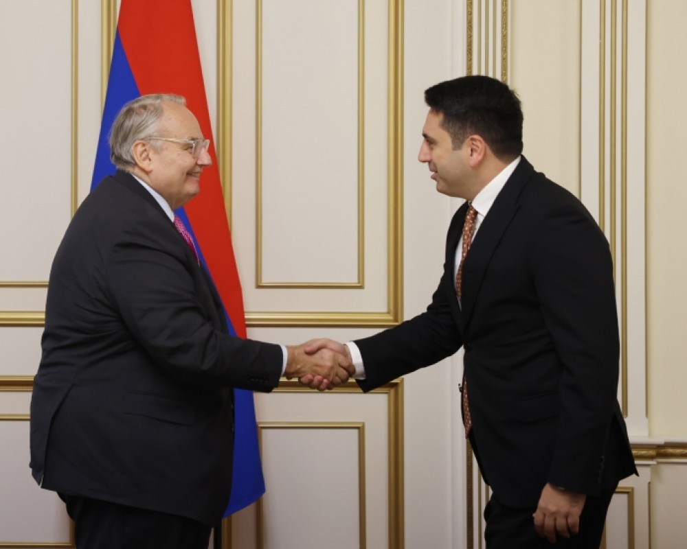 “Приехал передать Армении поддержку Франции”:  Бурланж - Симоняну