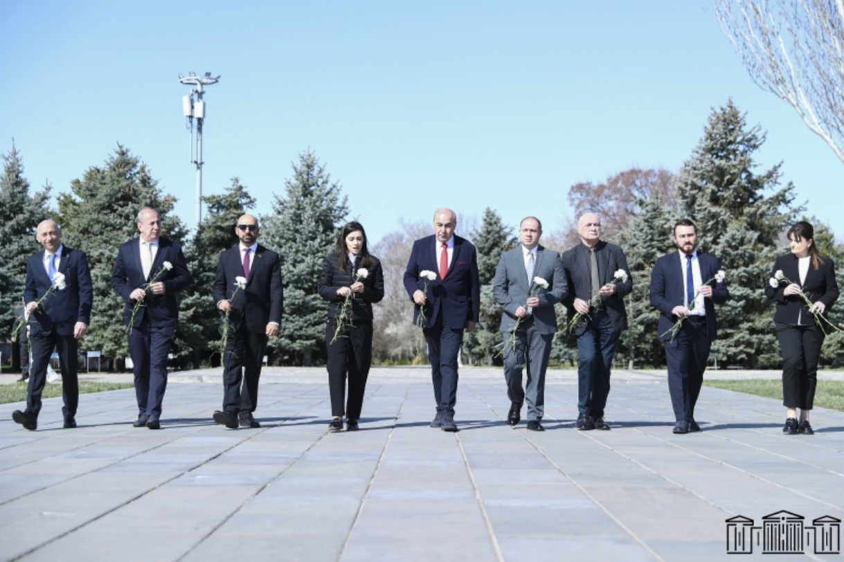 Грузинские парламентарии посетили мемориальный комплекс в Цицернакаберде
