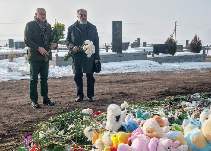 Дмитрий Киселев и Артур Чилингаров возложили цветы к могилам жертв трагедии в Гюмри