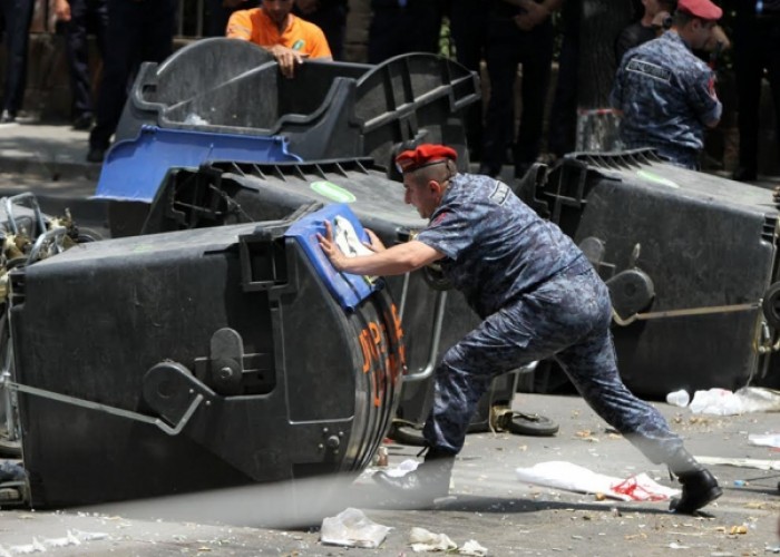 Երևանում ոստիկանությունը հանել է արգելապատնեշները և ցրել ցույցը