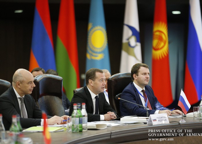 Решение о распределении импортных пошлин между странами ЕАЭС пока не принято - Медведев