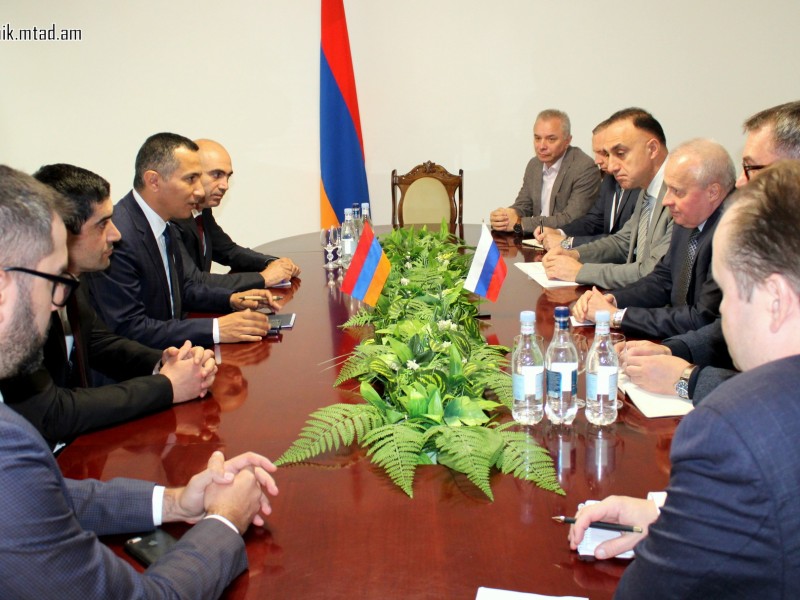 Губернатор Сюникской области и посол России обсудили проблемы переселенцев из Нагорного Карабаха