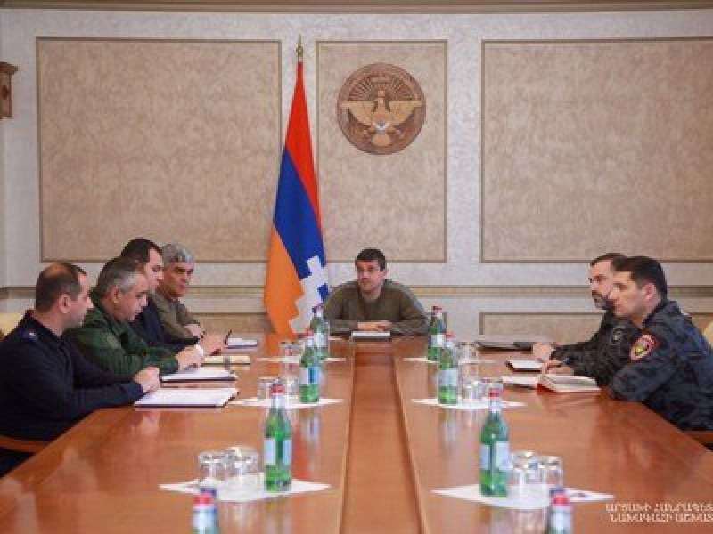 Араик Арутюнян провел совещание по вопросам обеспечения внутренней безопасности Арцаха