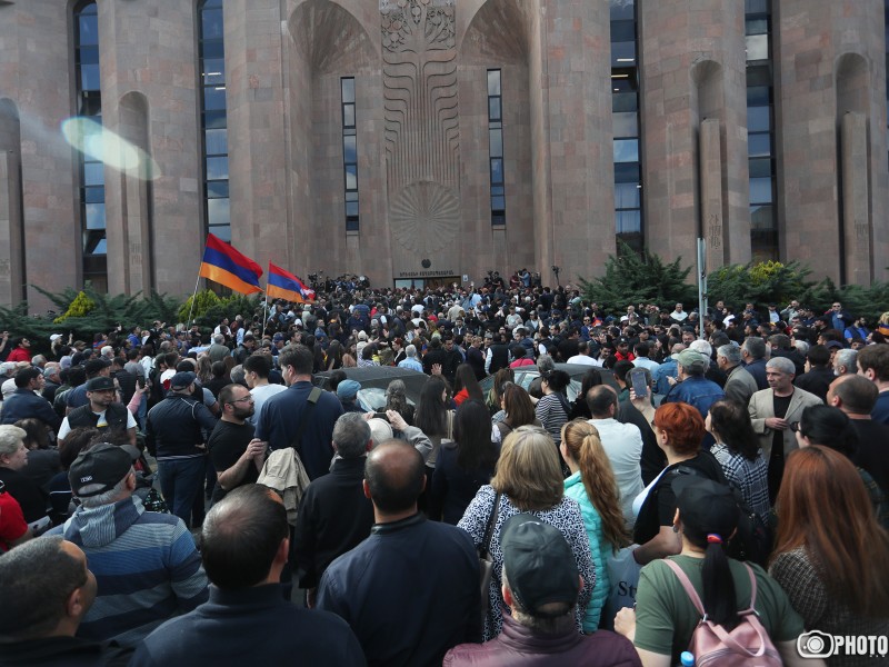 У нас нет никакого желания захватывать здание: протестующие окружили мэрию Еревана