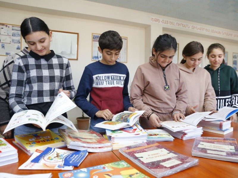 Русский дом в Гюмри передал учебники школе армянского приграничного села Айгеовит