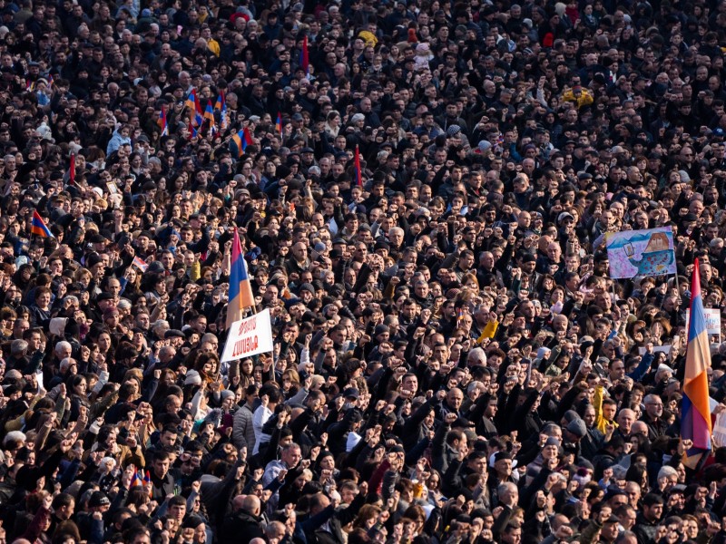 Митинг в осаде: эксперт видит два варианта разрешения «Лачинского кризиса»