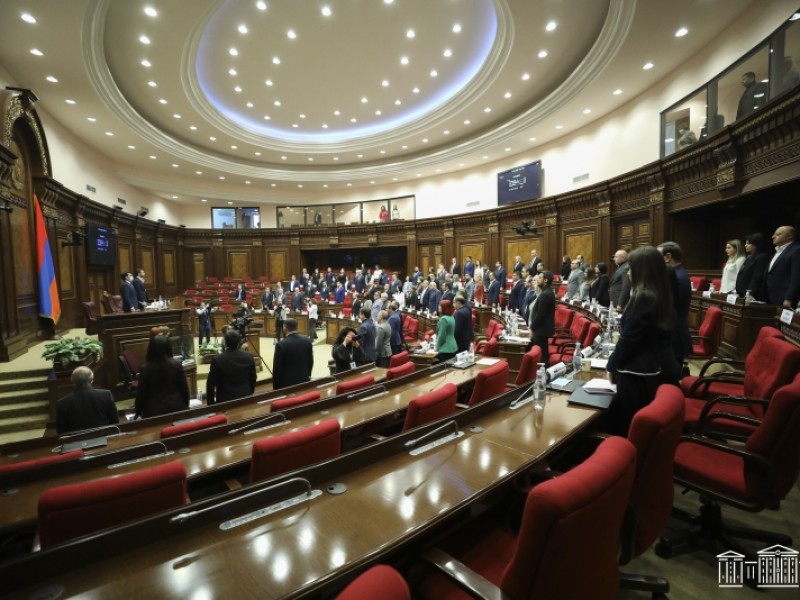 В парламенте Армении минутой молчания почтили память погибших