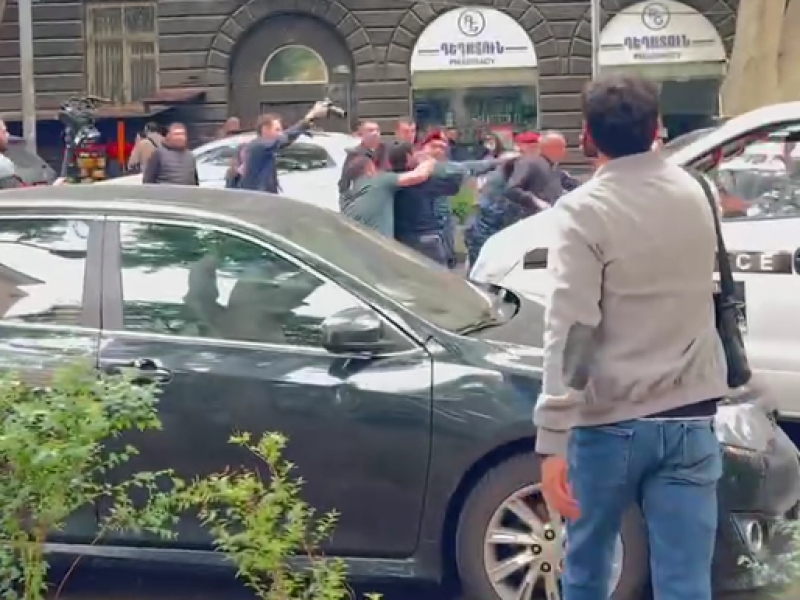 Протестующие с раннего утра пытаются блокировать центральные улицы Еревана