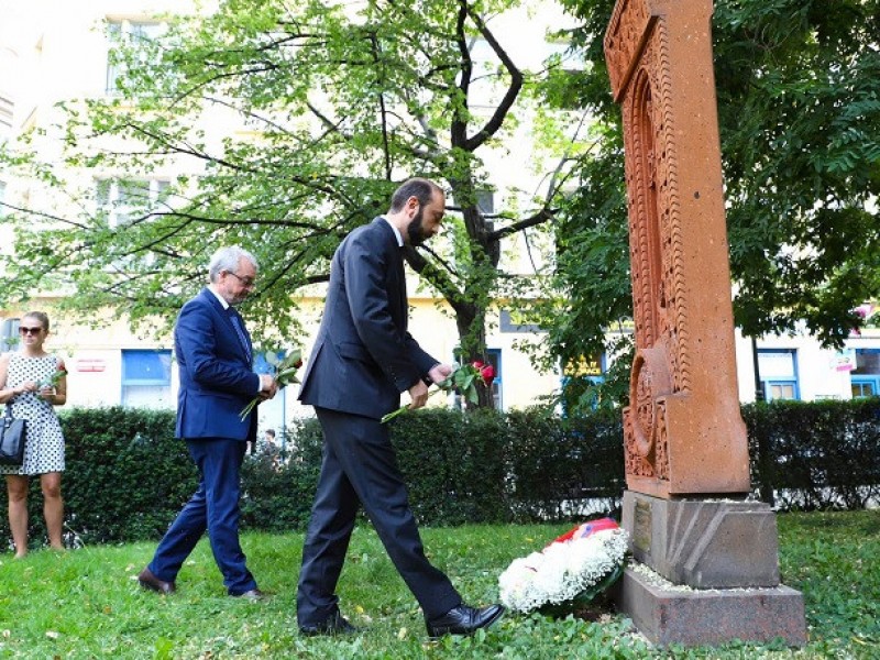 Арарат Мирзоян в Праге возложил венок к хачкару, посвященному армяно-чешской дружбе