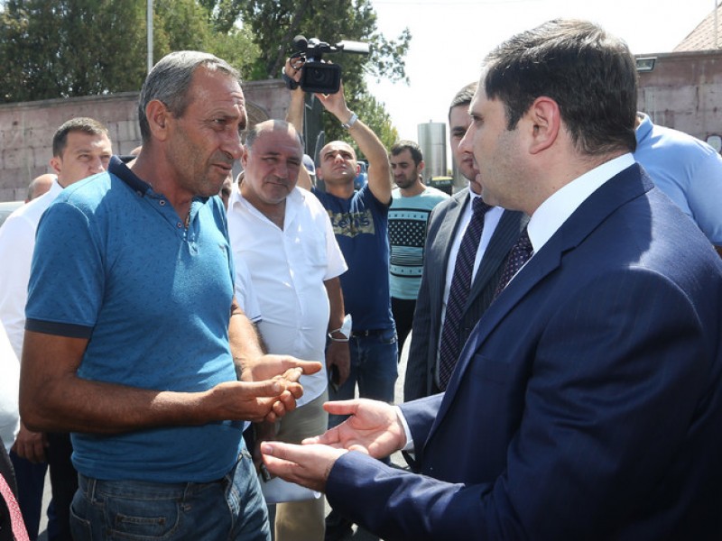 Вице-премьер Армении Сурен Папикян в Армавире ознакомился с процессом закупки винограда