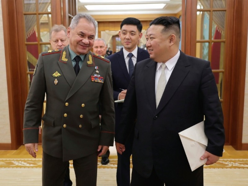 Ким Чен Ын обсудил с делегацией РФ развитие сотрудничества в области обороны 