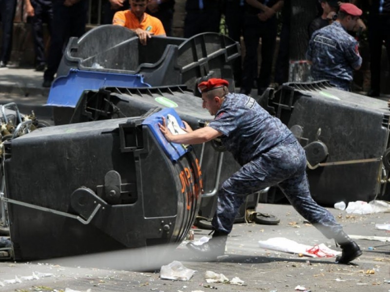 Երևանում ոստիկանությունը հանել է արգելապատնեշները և ցրել ցույցը