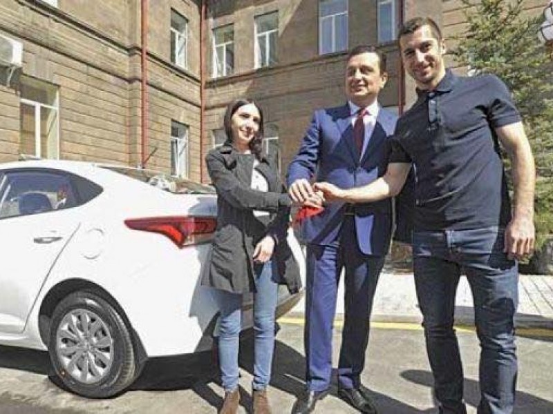Генрих Мхитарян подарил свой автомобиль Реабилитационному центру защитника Отечества