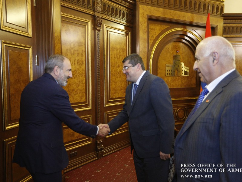 Никол Пашинян и Араик Арутюнян обсудили сотрудничество Армении и Арцаха