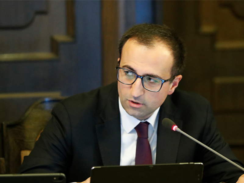 Министр здравоохранения Армении подал в суд на экс-директора медицинского центра 