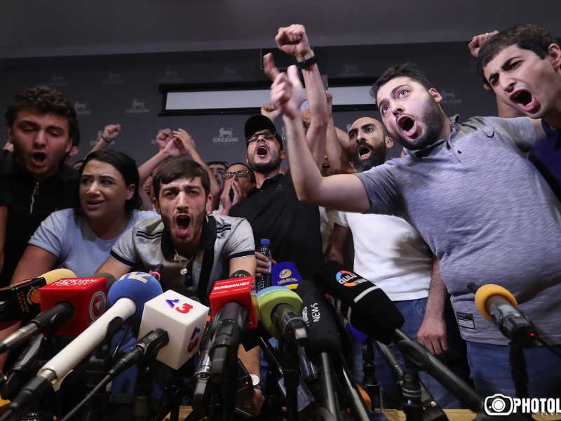 Իրավախախտմամբ՝ իրավախախտման դեմ. ակտիվիստները տապալեցին Քոչարյանի ասուլիսը (լուսանկարներ)