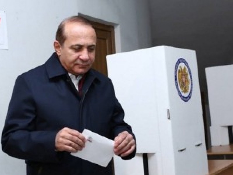 Овик Абрамян рассчитывает, что останется в должности премьера после конституционных изменений