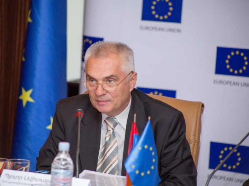 Посол ЕС призвал власти Армении дать ход сообщениям о нарушениях в ходе референдума 