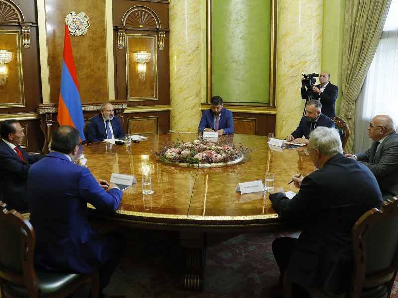 Пашинян провел встречу с руководителями внепарламентских политических сил
