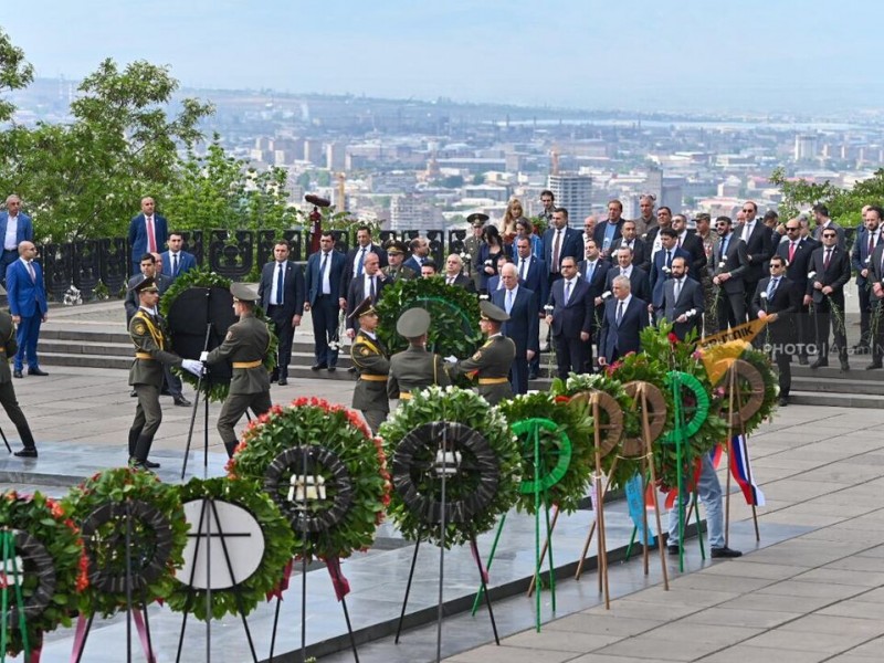 Руководство Армении возложило цветы к Вечному огню по случаю Дня Победы