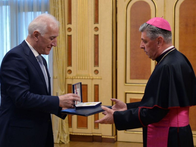 Президент Армении вручил награду Апостольскому нунцию Ватикана 