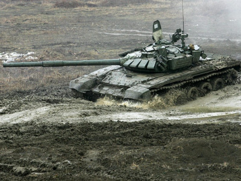 Танкисты российской военной базы в Армении учатся вести танковые дуэли
