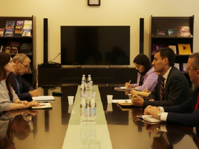 Замглавы МОНКС Армении и посол Сербии обсудили вопросы образования