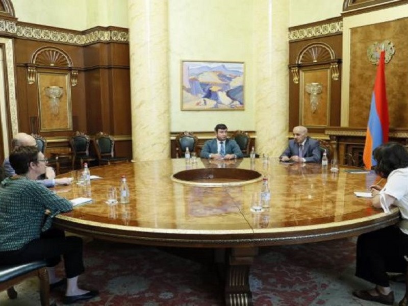 Советник премьера Армении и посол Франции обсудили последние события в регионе