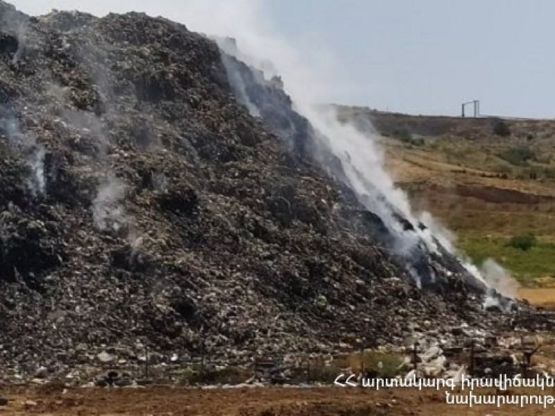 Уже третий день продолжается тушение пожара на мусорной свалке Нубарашена