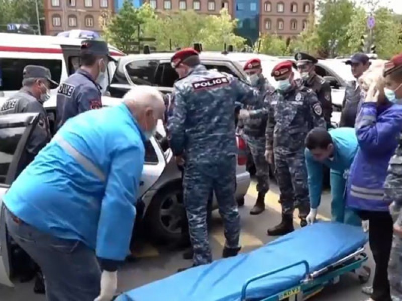 В центре Еревана произошла крупная авария с участием автомобиля из кортежа Никола Пашиняна
