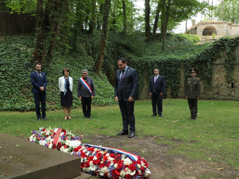 Министр обороны РА возложил цветы к мемориалу «Сражающаяся Франция»