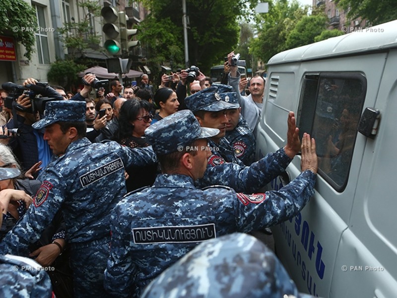 Երևանում և այլ քաղաքներում ցույցերը շարունակվում են, իրավիճակը լարված է (LIVE)