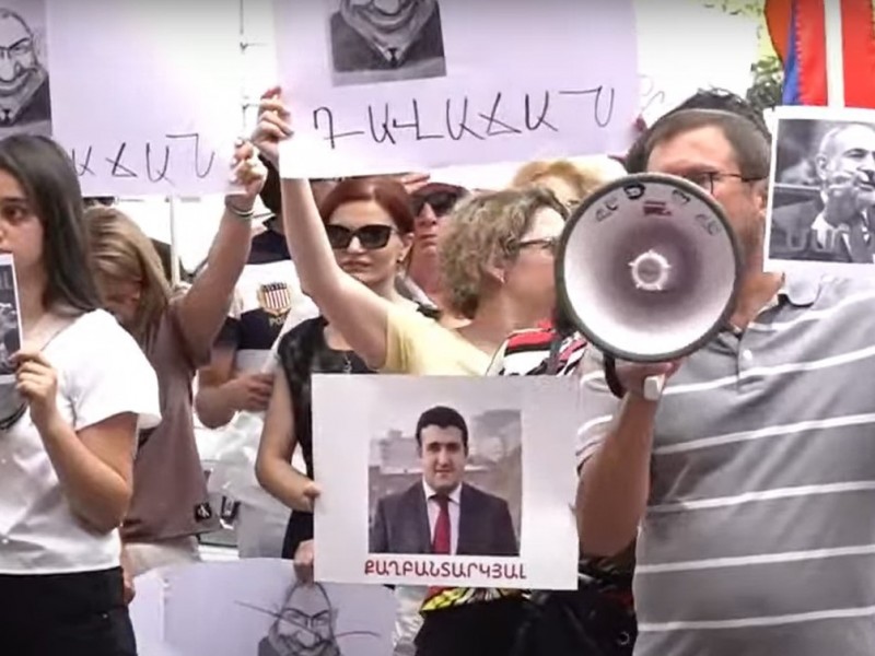 Акция у здания правительства: Жизнь человека в Армении обесценилась