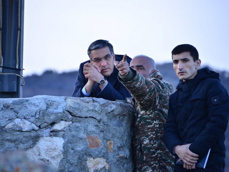 Խաղաղ բնակիչներից բառացիորեն մետրերի վրա ադրբեջանցի զինվորականներ են. ՄԻՊ հայտարարություն