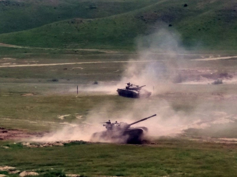 Вооруженные силы Армении уничтожают азербайджанские танки и живую силу - ВИДЕО