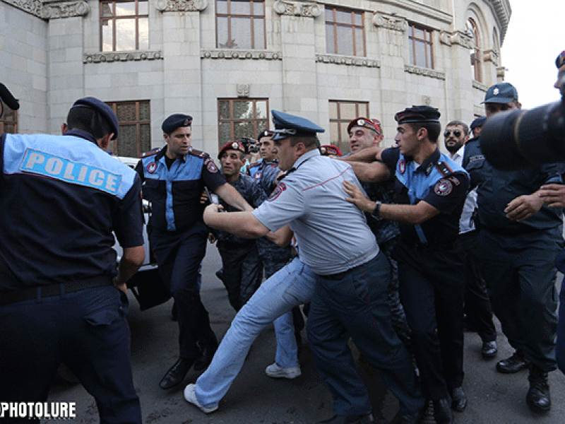 Ситуация в центре Еревана напряженная: полиция задержала многочисленных активистов 