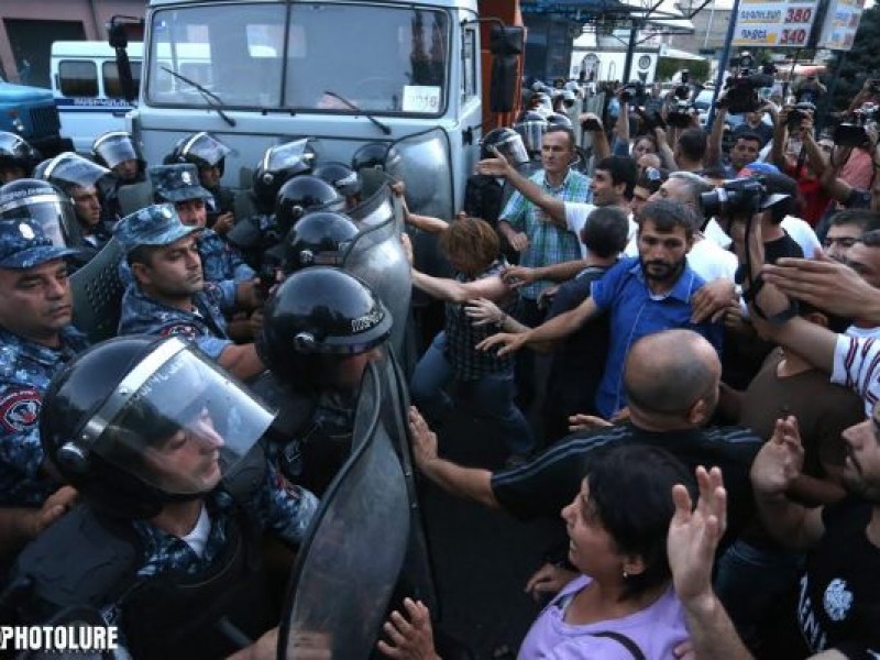 В Ереване произошла стычка между полицейскими и демонстрантами: 45 человек госпитализированы