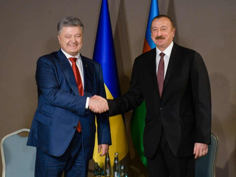 Экс-президент Украины Порошенко стал членом Международного центра Низами Гянджеви в Баку 