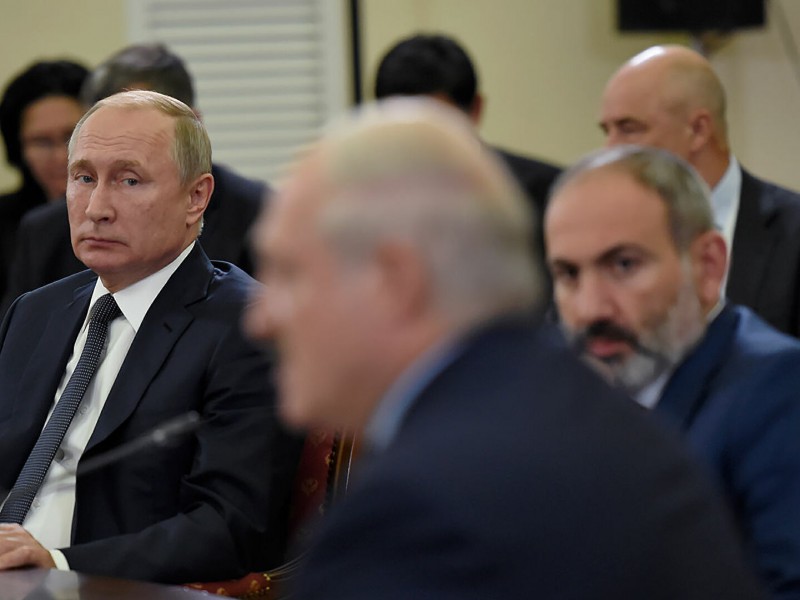 Путин обсудил с Пашиняном и Лукашенко ситуацию в Казахстане