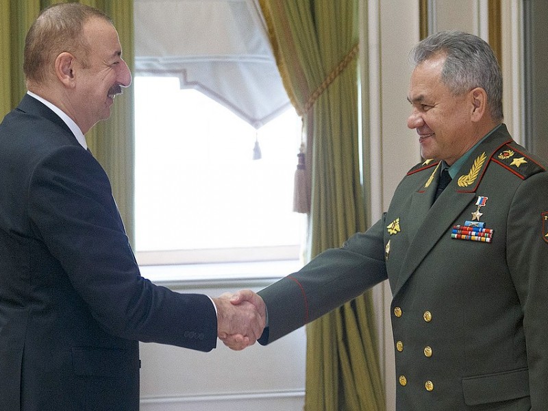 Шойгу обсудил в Баку с Алиевым ситуацию в Карабахе