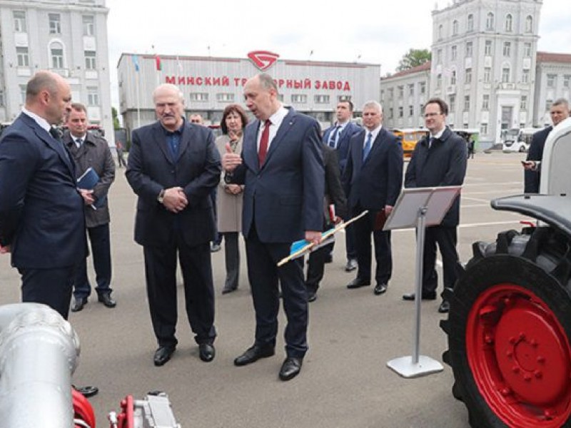 Лукашенко о продаже заводов: В России деньги от приватизации разложили по карманам