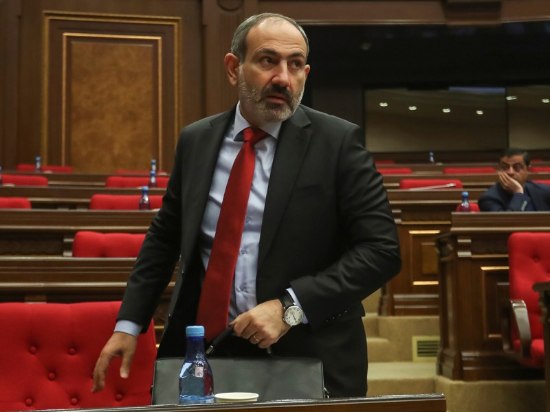 Премьер Армении пожаловался парламенту на невыполнение своих указаний