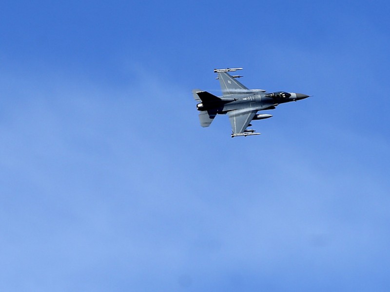 Истребитель НАТО F-16 попытался приблизиться к самолету Шойгу над Балтикой