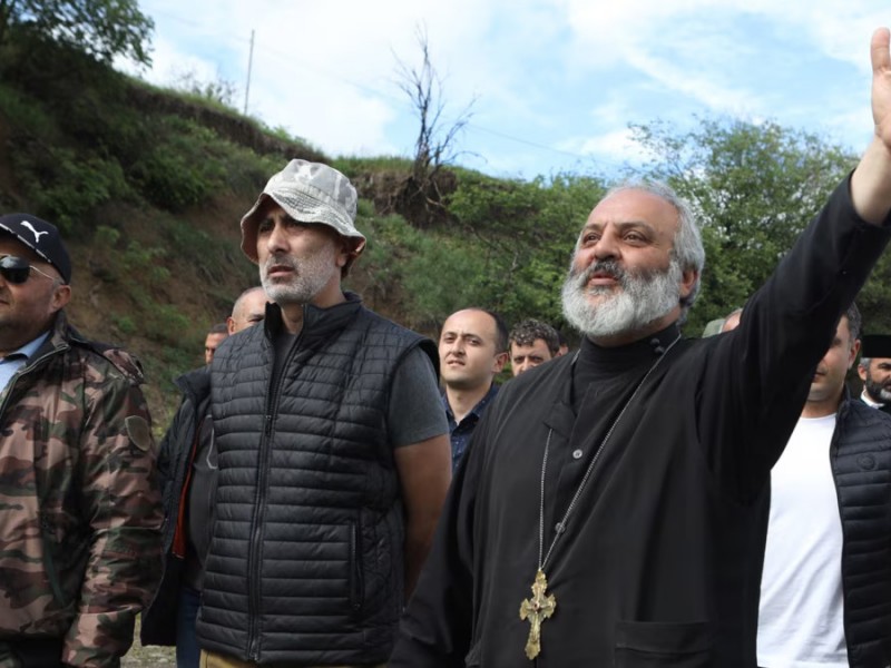 Митинг в Ереване: Архиепископ Баграт Галстанян дал Пашиняну еще 15 минут на отставку